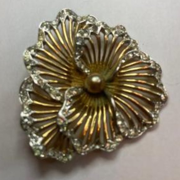 Boucher Gold Tone Pansy Brooch With Pearl Center - Picture 1 of 3